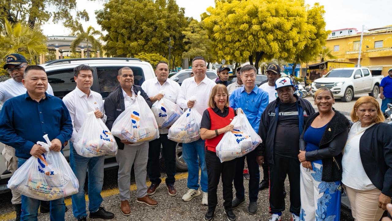 Comunidad china en RD entrega kits alimentarios a familias afectadas por tormenta Melissa