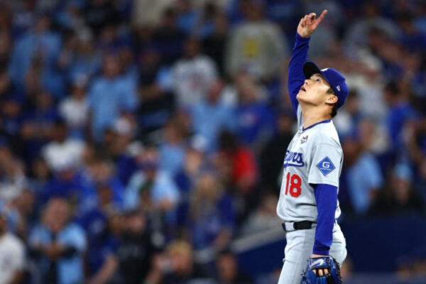 Yoshinobu Yamamoto celebra tras dominar a Toronto en el Juego 2 de la Serie Mundial 2025. (AFP)