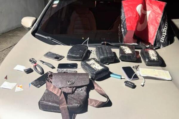 Evidencia incautada: cinco pacas de presunta marihuana, varios celulares, herramientas y un bolso.
