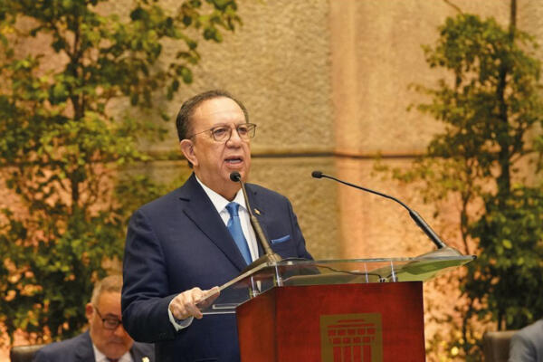 Héctor Valdez Albizu expone resultados de la economía dominicana