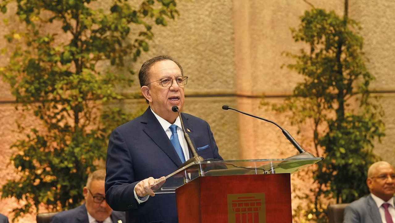 Héctor Valdez Albizu expone resultados de la economía dominicana