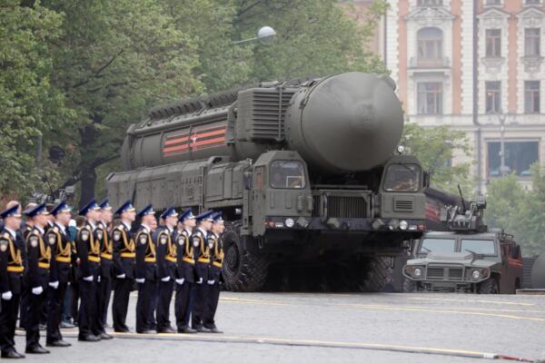 Imagen de archivo de un misil nuclear ruso durante un desfile militar en la Plaza Roja de Moscú. EFE/Yuri Kochetkov