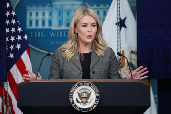 La secretaria de prensa de la Casa Blanca, Karoline Leavitt, habla durante la rueda de prensa diaria en la Sala Brady de Prensa de la Casa Blanca el 1 de octubre de 2025 en Washington, D.C. (Foto de ALEX WONG / GETTY IMAGES NORTH AMERICA / Getty Images vía AFP)