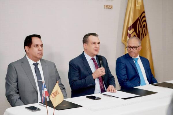 Presidente la Junta Central junto a ejecutivos de EMDOC 
Foto: Fuente externa 