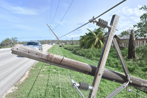 Fotografía que muestra un poste de luz caído por el paso del huracán Melissa este miércoles, en la Parroquia de Saint Ann (Jamaica). EFE/ Rudolph Brown