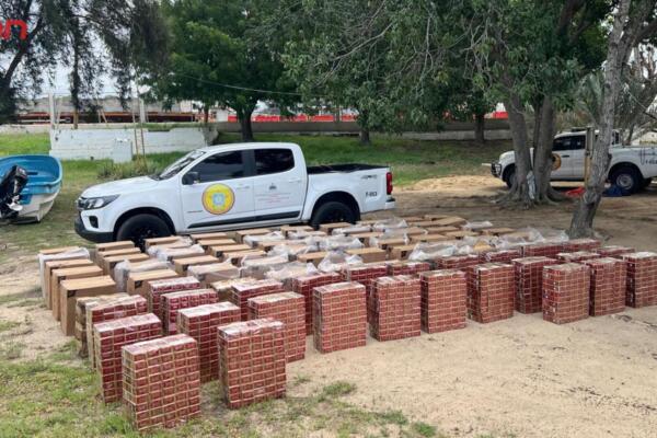 Dos detenidos por contrabando marítimo de cigarrillos.

