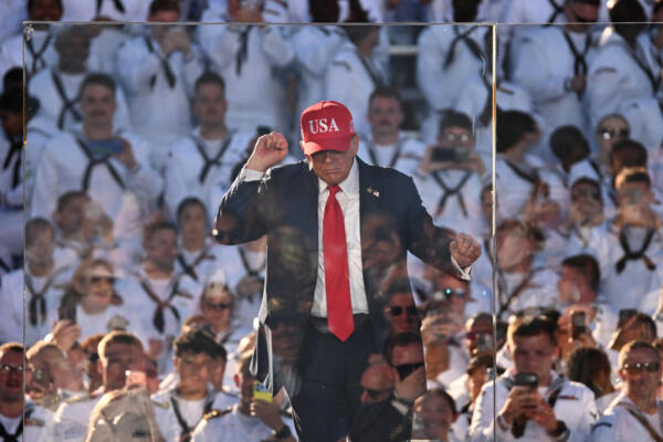  El presidente de Estados Unidos, Donald Trump, baila tras pronunciar un discurso durante la celebración del 250.º aniversario de la Armada estadounidense / Foto: AFP