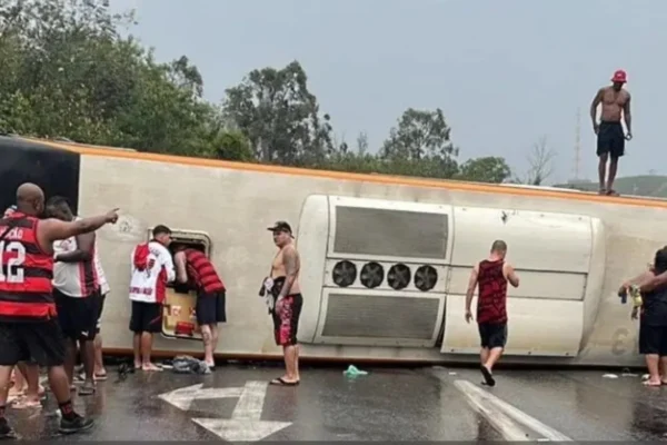 Accidente de bus con hinchas del Flamengo deja al menos 16 heridos en Brasil