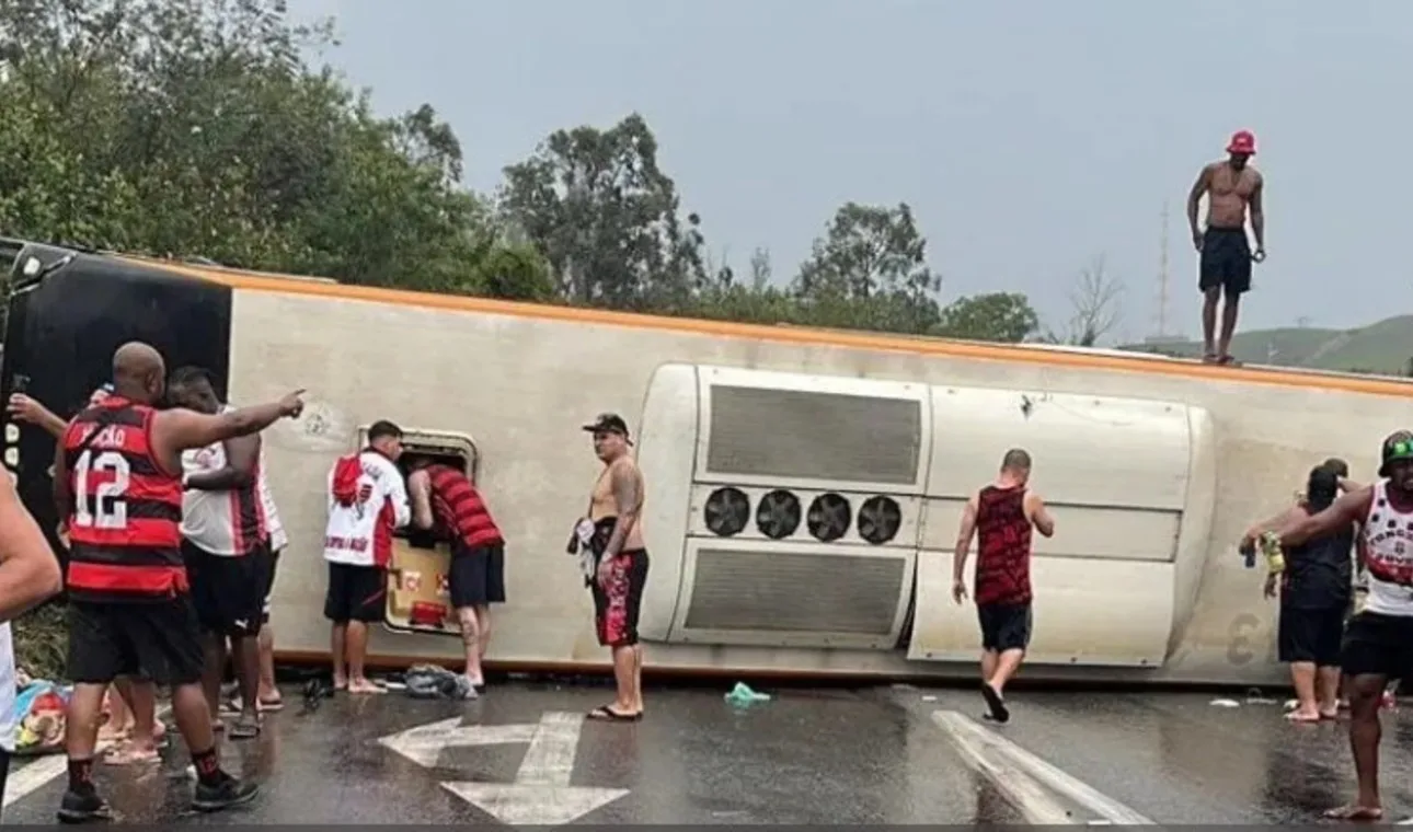Accidente de bus con hinchas del Flamengo deja al menos 16 heridos en Brasil