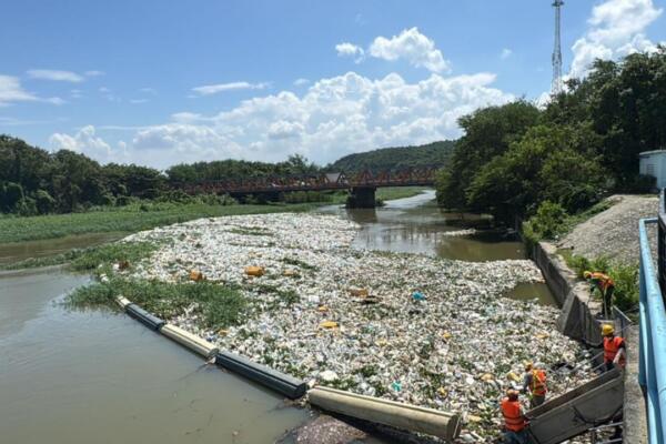 Imagen sobre la acumulación de desechos en el río Yaque del Norte. Foto: Fuente externa 