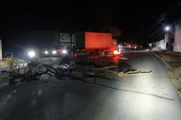 Apagones en Barahona desatan protestas y bloqueos en avenida Casandra Damirón.