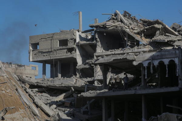 Un hombre palestino se encuentra entre los escombros de su casa destruida tras un ataque aéreo israelí durante una operación militar israelí en la ciudad de Gaza, Franja de Gaza, 30 de septiembre de 2025. 
EFE/EPA/MOHAMMED SABER