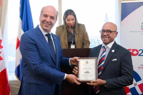 Embajada RD en Canadá reconoce al escultor Juan Trinidad por su trayectoria. FOTO: FUENTE EXTERNA