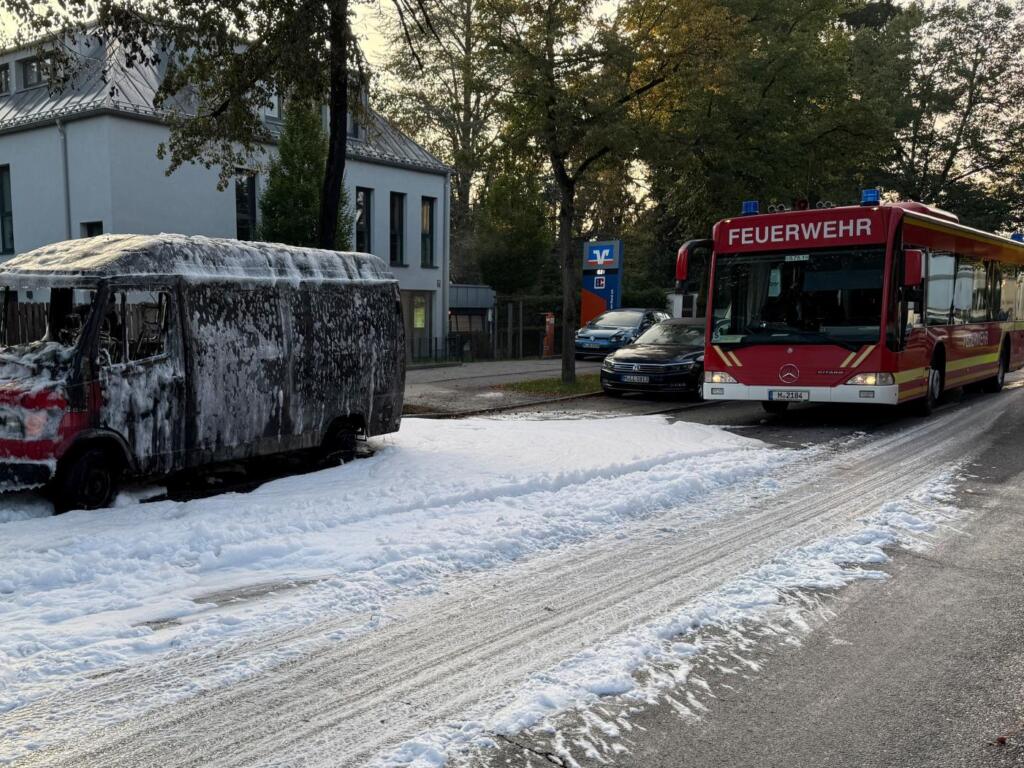 Una furgoneta incendiada está cubierta de espuma después de ser extinguida por los bomberos en Múnich, Alemania, el 1 de octubre de 2025.