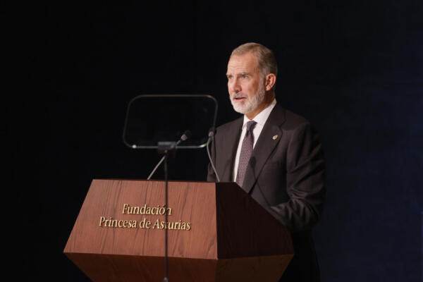 El rey Felipe VI interviene durante la ceremonia de entrega de los Premios Princesa de Asturias celebrada este viernes en el Teatro Campoamor, en Oviedo. EFE/Ballesteros