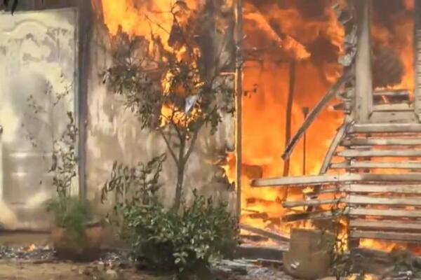 Incendio consume dos casas en Las Terrenas.
