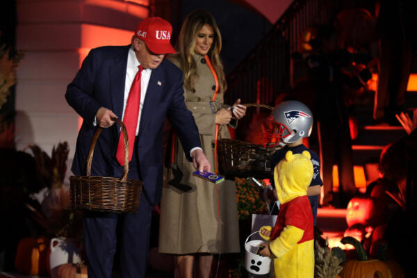 El presidente de Estados Unidos, Donald Trump, y la primera dama, Melania Trump, reparten dulces a los niños durante el evento anual de Halloween en el Jardín Sur de la Casa Blanca el 30 de octubre de 2025 en Washington, DC. Foto de ALEX WONG / GETTY IMAGES NORTH AMERICA / Getty Images vía AFP)