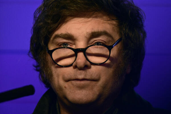 El presidente argentino Javier Milei habla tras las elecciones provinciales de medio término en La Plata, provincia de Buenos Aires, Argentina, el 7 de septiembre de 2025. (Foto de AFP)
