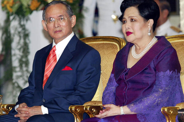 (ARCHIVOS) El rey tailandés Bhumibol Adulyadej (izq.) y la reina Sirikit asisten a la ceremonia de inauguración del metro de Bangkok el 3 de julio de 2004. (Foto de PORNCHAI KITTIWONGSAKUL / AFP)