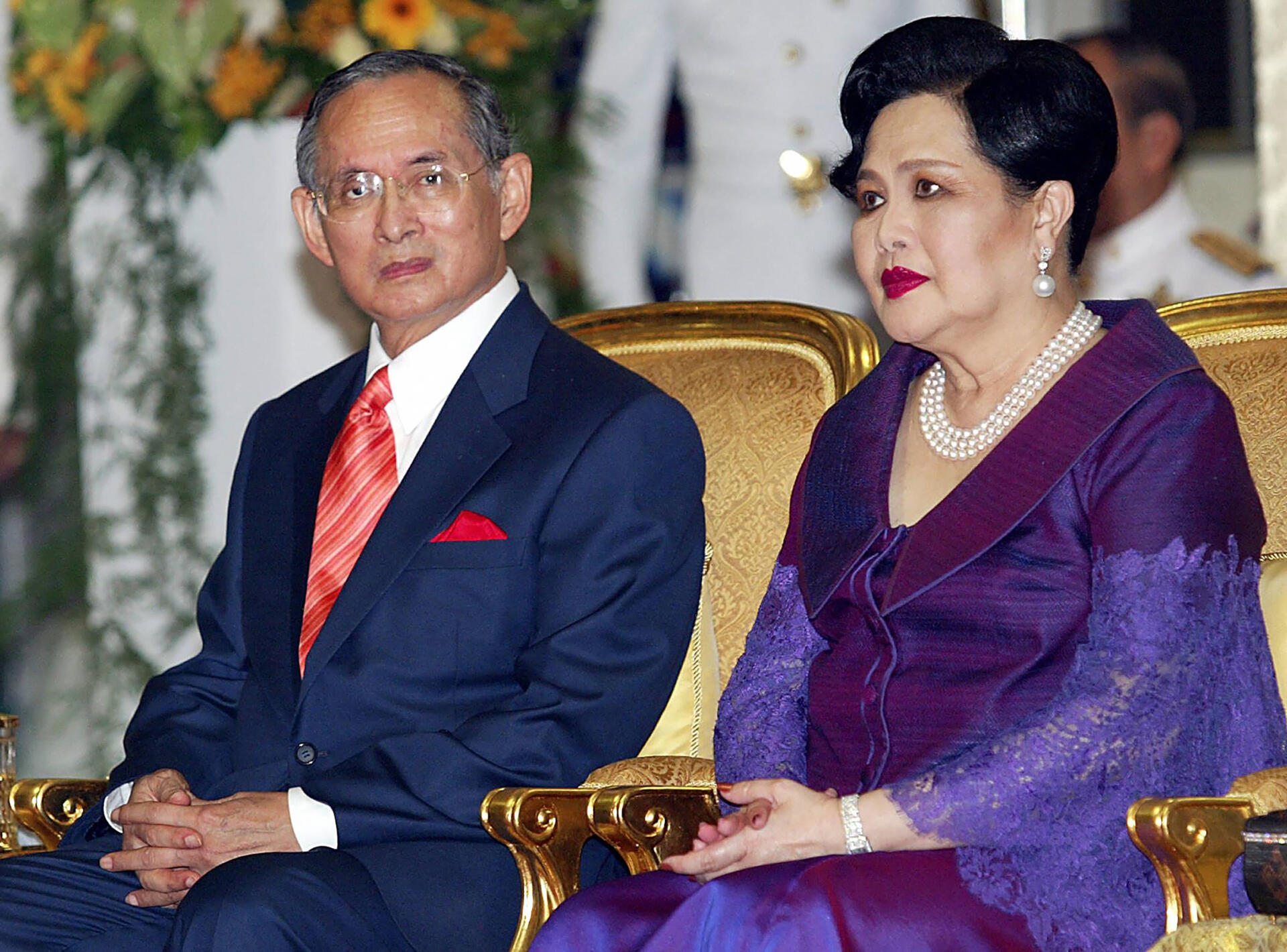 Muere la reina madre Sirikit de Tailandia, figura influyente del glamour y el poder