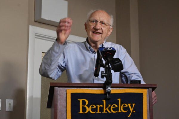 John Clarke, profesor emérito de física de la Universidad de California, Berkeley, habla el 7 de octubre de 2025 en una conferencia de prensa en el campus para celebrar su Premio Nobel de Física 2025.(Foto de Karl Mondon / AFP) 