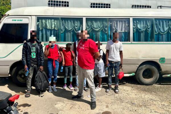 En el vehículo viajaban cuatro hombres, una mujer y dos menores de edad.