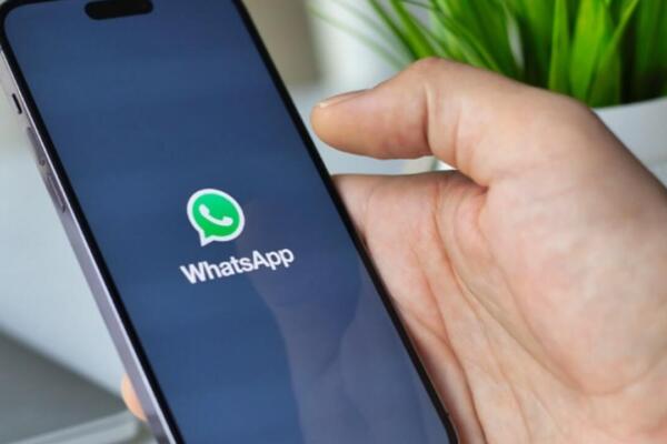 Imagen alusiva: Una mano sosteniendo un celular en el que se visualiza el logo de la aplicación WhatsApp. Foto: Fuente externa 