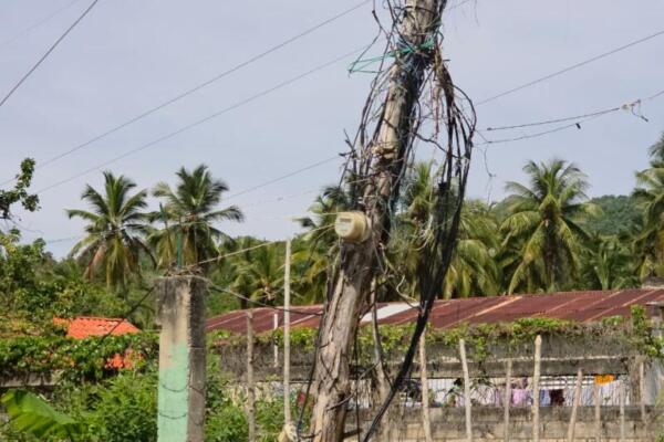 Poste de luz en mal estado en Samaná