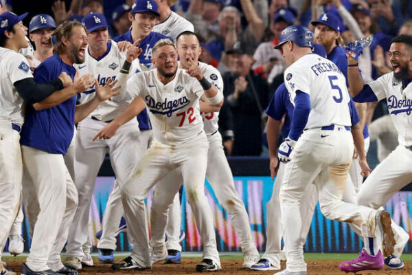 Freddie Freeman da jonrón para los Dodgrers que dejan en el terreno a Toronto en 18 entradas del juego tres de la Serie Mundial