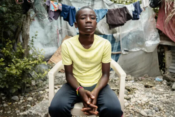 Niños haitianos en refugio improvisado en Puerto Príncipe