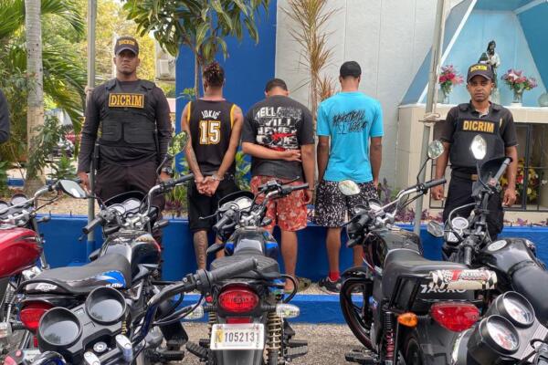 Cinco jóvenes resultaron detenidos durante el operativo. 