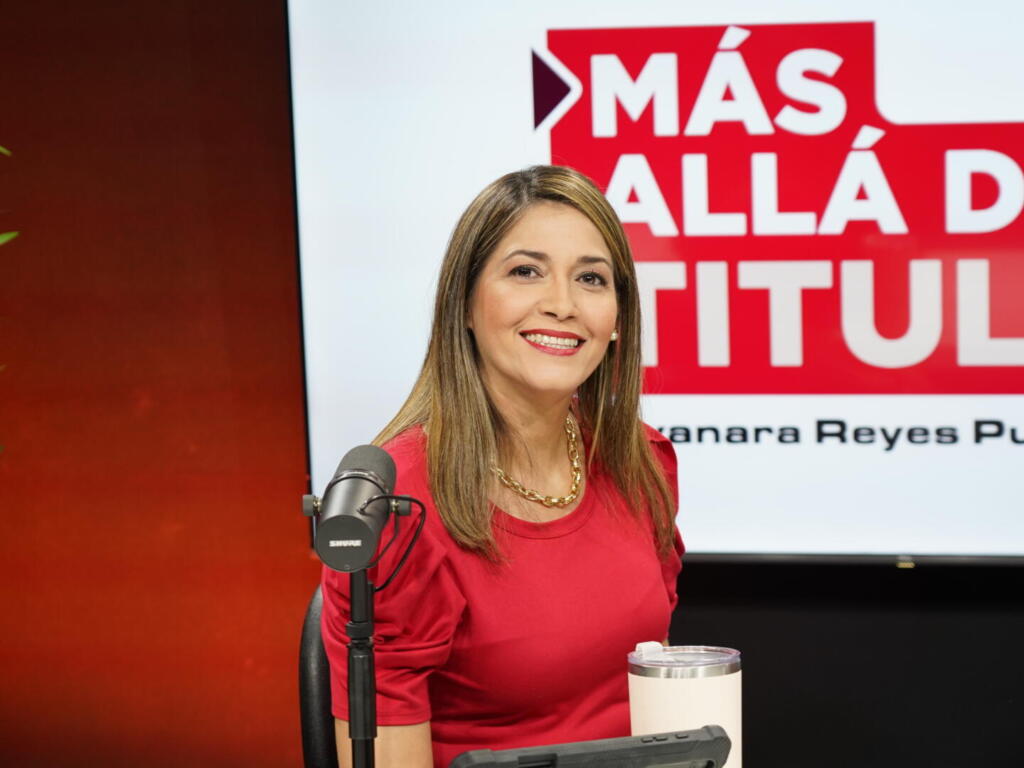 Dayanara Reyes Pujols, comuniacadora y conductora del podcast Más allá del Titular, durante la grabación del episodio 4 en el set de C Media Studio, de CDN.