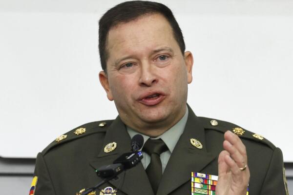Fotografía de archivo del director general de la Policía Nacional de Colombia, el brigadier general Carlos Fernando Triana, durante una rueda de prensa, en Bogotá (Colombia). EFE/Mauricio Dueñas