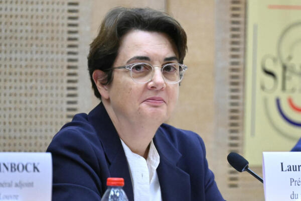 La presidenta del Museo del Louvre, Laurence des Cars, observa antes del inicio de una audiencia ante la comisión de cultura del Senado en el Senado francés, en París, el 22 de octubre de 2025. (Foto: AFP)