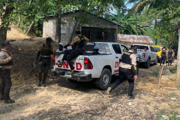 Agentes de la DNCD durante el allanamiento en Villa Riva, provincia Duarte.