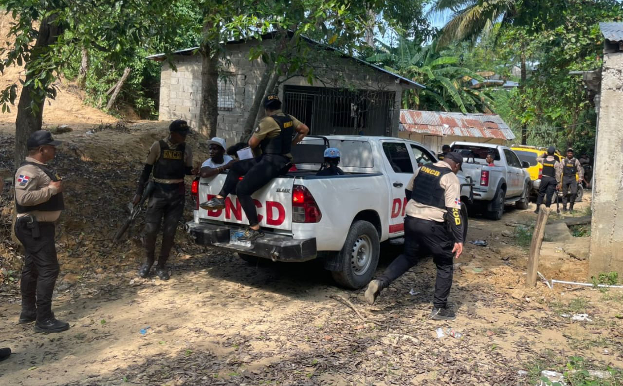 Agentes de la DNCD durante el allanamiento en Villa Riva, provincia Duarte.