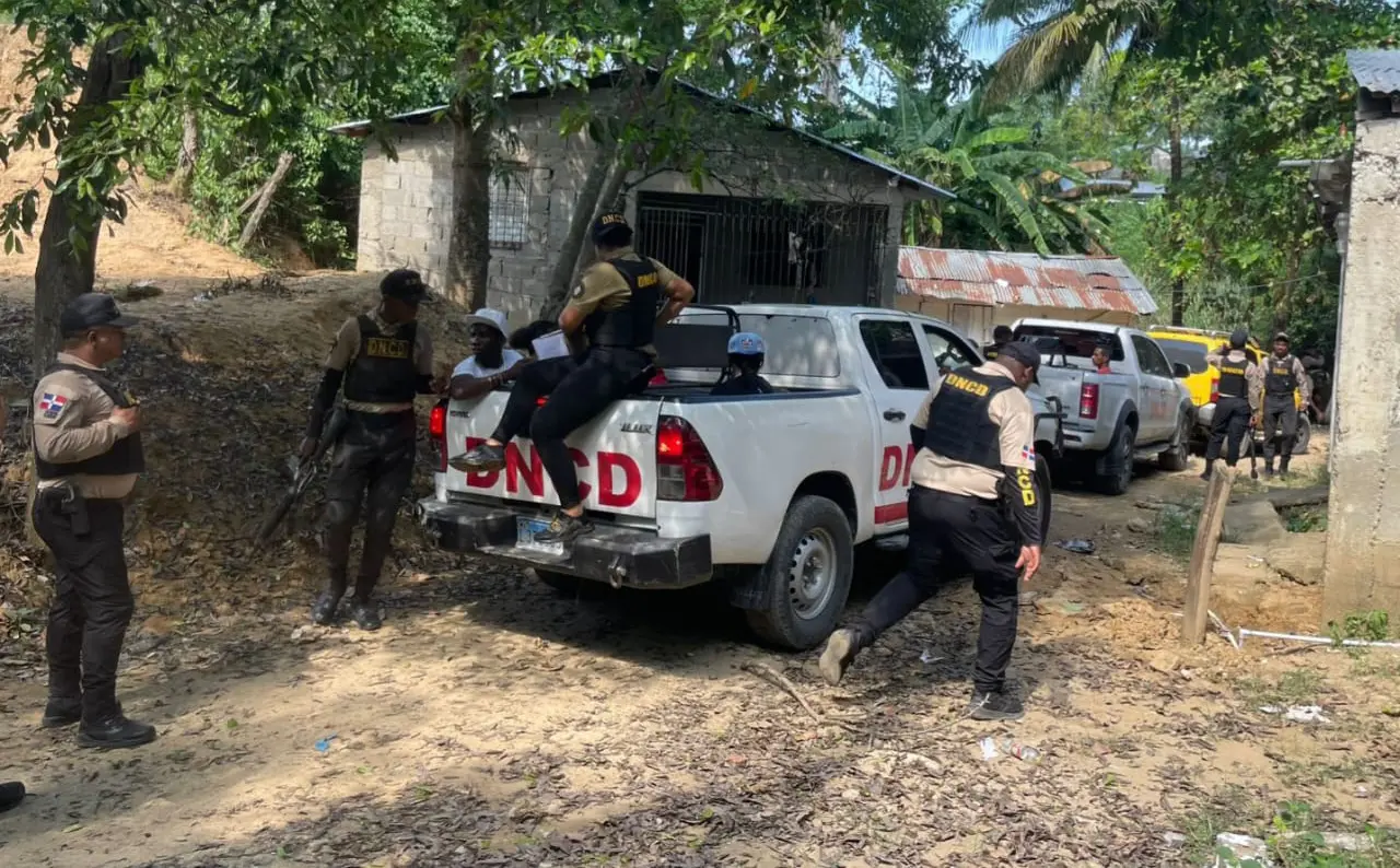 Agentes de la DNCD durante el allanamiento en Villa Riva, provincia Duarte.