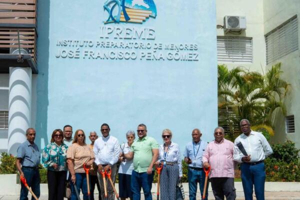 Autoridades y representantes del FEDA e Instituto Preparatorio de Menores de San Cristóbal durante la firma del acuerdo interinstitucional.