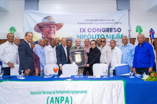 Hipólito Mejía pondera labor histórica del profesional agropecuario