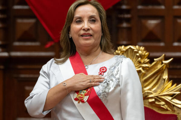 La expresidenta peruana Dina Boluarte hace un gesto a su llegada para pronunciar su discurso a la nación el Día de la Independencia en el Congreso Nacional de Lima el 28 de julio de 2024. El 10 de octubre de 2025, los legisladores peruanos votaron por unanimidad a favor de destituir a la presidenta Dina Boluarte, cuyo mandato ha estado marcado por protestas y acusaciones de no haber combatido la delincuencia. (Foto de Cris BOURONCLE / POOL / AFP)