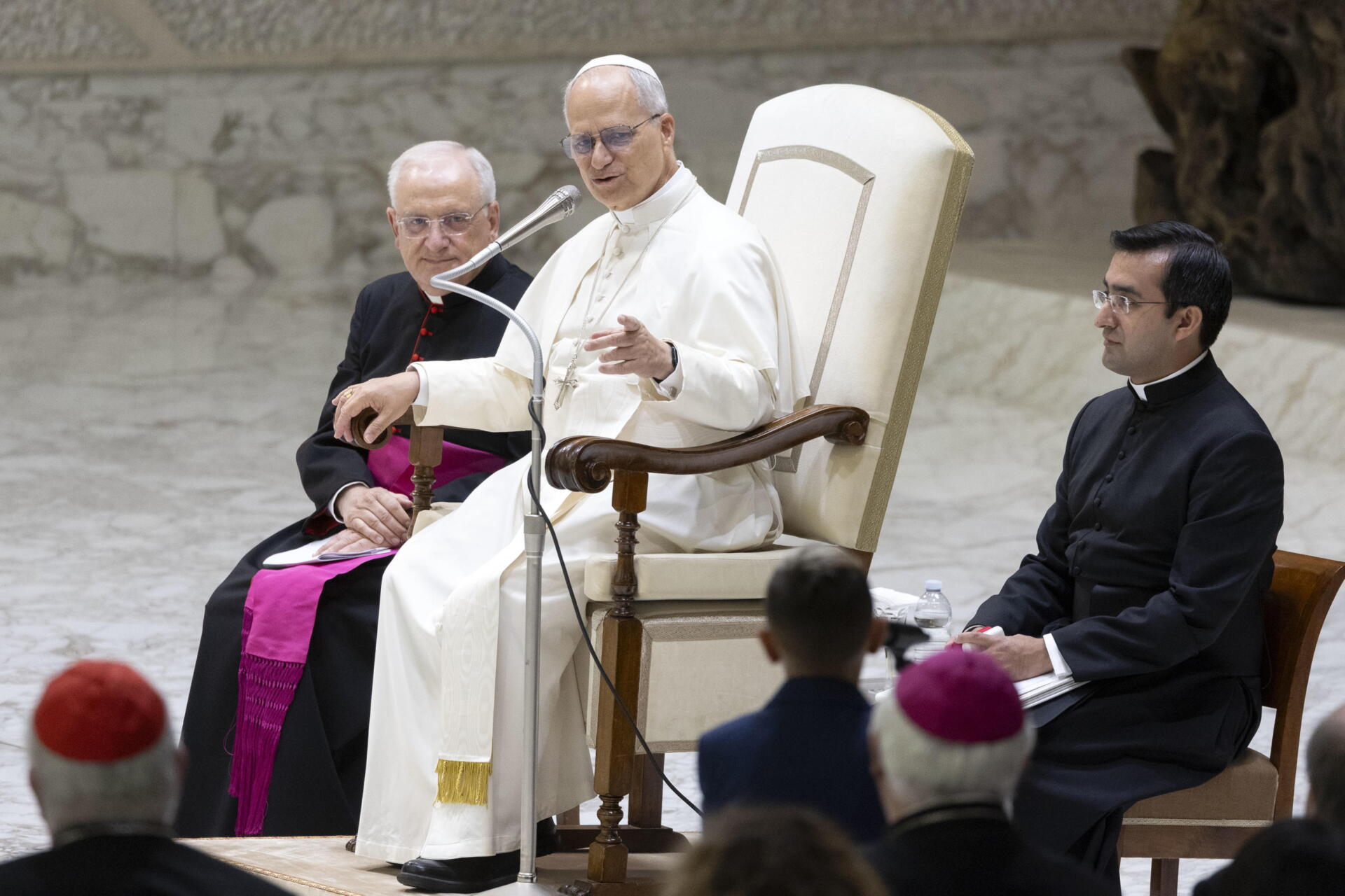 El papa León XIV defendió este sábado el matrimonio cristiano frente a los modelos de uniones, "a menudo pasajeras y egoístas" que, advirtió, se presentan hoy a los jóvenes y que pueden hacer que el modelo de familia parezca "pasado de moda y aburrido".