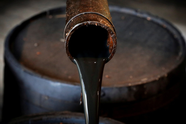 El petróleo sube ante acontecimientos geopolíticos y comerciales