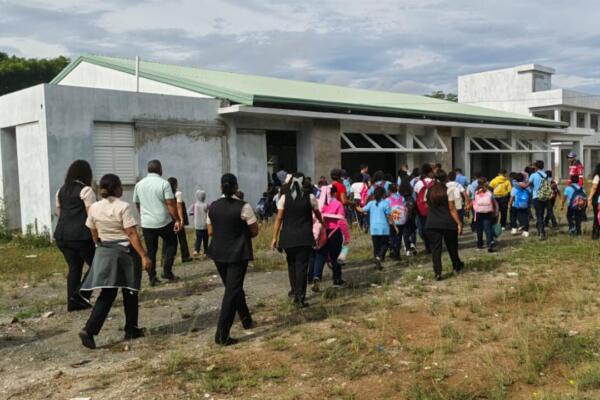 Estudiantes y comunitarios de Soto, La Vega, ocupan escuela paralizada hace 12 años / Foto: externa 