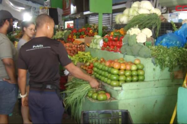 Según los comerciantes y vendedores, el aumento en los precios se debe a factores como la inflación en los precios de los productos en el mercado. 