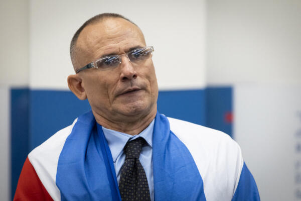 El disidente cubano José Daniel Ferrer habla durante una conferencia de prensa en Miami, Florida, el 13 de octubre de 2025. Después de ser liberado de prisión y comenzar su exilio en luchando Estados Unidos. (Foto de Marco BELLO / AFP)
