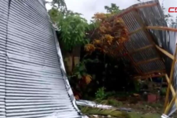 Varias casas techadas con zinc resultaron severamente afectadas.