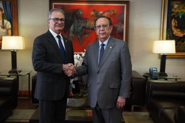 Gobernador Valdez Albizu junto al presidente del TSE, Ygnacio Pascual Camacho
Foto: fuente externa