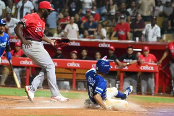 Licey gana con lanzamiento descontrolado en la jornada inaugural de LIDOM