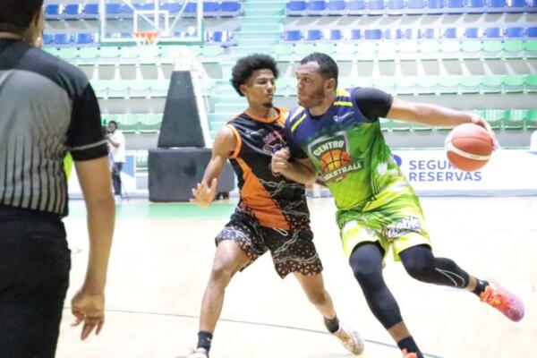 Jenky Abreu, del club Centro, es defendido por Yancarlos Ozoria, de los Warriors de México, del TBS San Pedro de Macorís