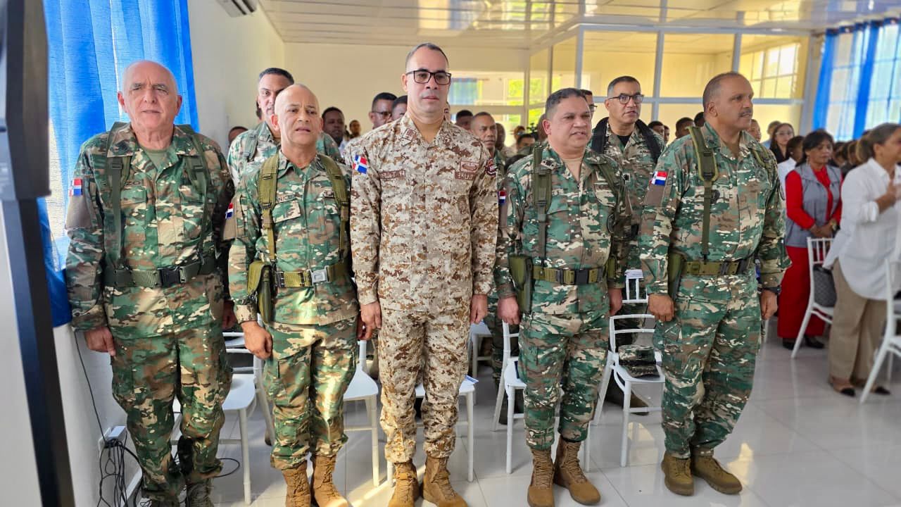 El Ministerio de Defensa y la UNADE realizaron una jornada en Dajabón para fortalecer la cultura de defensa nacional, con conferencias y participación de autoridades civiles y militares.